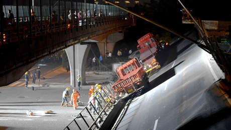 VIDEO: Momento en que un puente de una autopista china se desploma en plena hora pico, aplastando a varios vehículos y dejando muertos