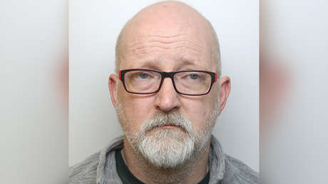 VIDEO: Finge llorar y estar en pánico 'tras encontrar el cadáver de su esposa' momentos después de matarla brutalmente con una palanca