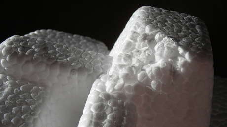 Descubren que un plástico que se consideraba casi eterno puede degradarse en décadas