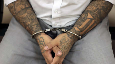 Pandilleros que degollaron a un menor por error muestran con las manos el símbolo de su banda mientras son condenados (FOTO)