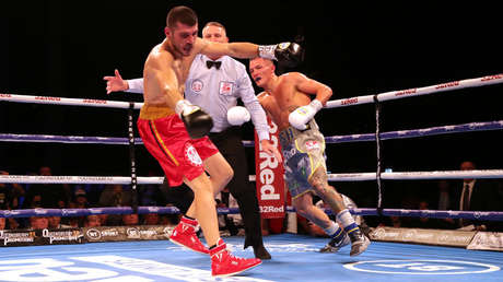 VIDEO: Un boxeador desorientado da vueltas por el cuadrilátero tras una lluvia de golpes