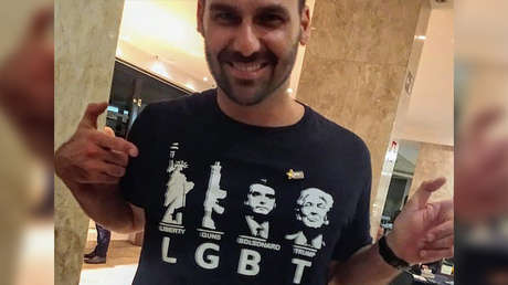 FOTO: Hijo de Bolsonaro viste una camiseta con un arma y Trump, burlándose de la comunidad LGBT
