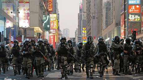 VIDEO: Un manifestante derriba con una patada voladora a un policía en Hong Kong