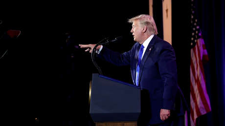 NYT: Un videomontaje de Trump disparando contra medios y opositores fue mostrado en un acto de simpatizantes en un 'resort' del presidente