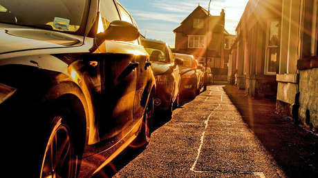 VIDEO: Ladrón intenta robar un coche y recibe un 'karma' instantáneo en forma de ladrillazo en pleno rostro