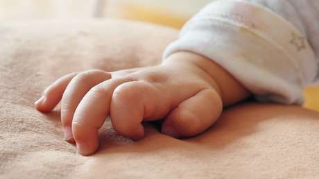 Una australiana da a luz a una "miniluchadora de sumo" de 5,88 kilos de peso