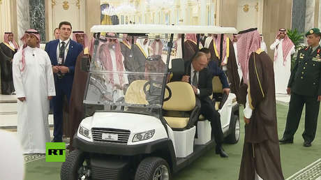 VIDEO: Putin y el rey saudita recorren el Palacio Real en Riad en un coche eléctrico