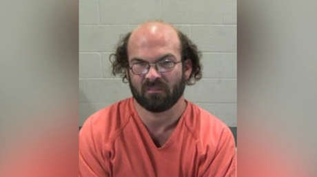 Pedófilo recorre en EE.UU. 560 km 'a pie' para llegar a una víctima de 14 años