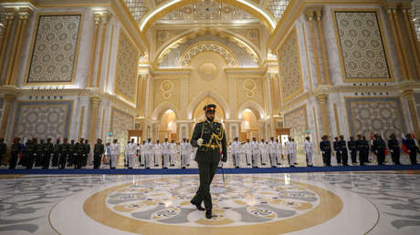 VIDEOS: Putin escucha un 'remix' desafinado del himno de Rusia dos días seguidos en EAU y Arabia Saudita