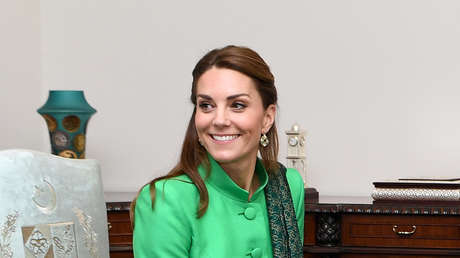 La duquesa de Cambridge sufre un incómodo momento con un soldado paquistaní durante la gira real (VIDEO)