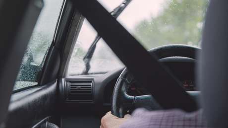 Se presenta en la comisaria con un cadáver en el coche y dice que tiene otros tres en su casa