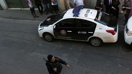 VIDEO: Un ladrón armado besa a una anciana durante un asalto a una tienda y rehúsa robarle su dinero