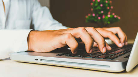 Compra por 100 dólares un portátil de Apple destrozado y lo pone como nuevo con gasto mínimo (VIDEO)