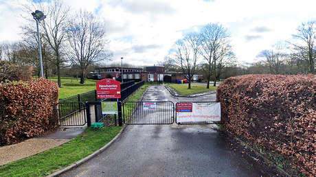 Una maestra de primaria británica "bromea" con enviar a sus alumnos judíos a una cámara de gas