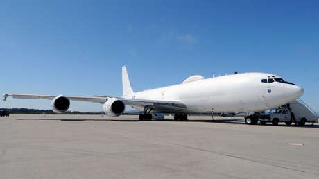 Un avión estadounidense diseñado para la guerra nuclear resulta averiado por un pájaro