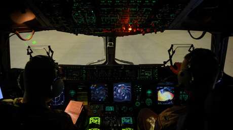 VIDEO: Suspenden a dos pilotos por permitir a una celebridad egipcia 'tomar el control' de un avión