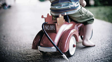 Un padre muere tras lanzarse bajo las ruedas de un autobús para salvar a su hijo de 4 años (VIDEO)