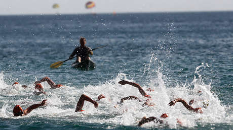 Un británico muere ahogado ante su familia mientras participaba en un triatlón en España