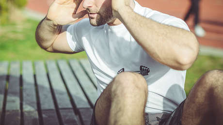 VIDEO: Un estadounidense hace 1.000 abdominales en media hora por su 70 cumpleaños