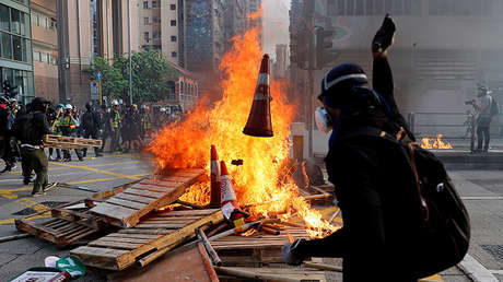 VIDEO: Cócteles molotov y barricadas en una nueva jornada de protestas en Hong Kong