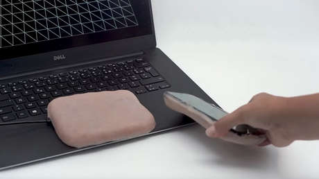 VIDEO: Crean una carcasa para celular con piel humana artificial que responde a los estímulos