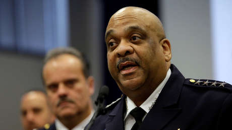 Un policía de alto rango en EE.UU. insta a que lo investiguen por quedarse dormido en el auto