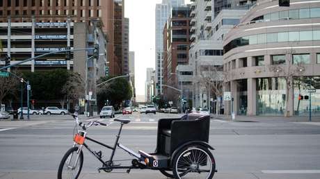 VIDEO: Un niño se salva de milagro tras caer desde un segundo piso sobre el asiento de una bicitaxi