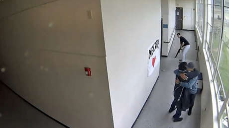 Un entrenador logra desarmar a un estudiante suicida y lo abraza de inmediato (VIDEO)