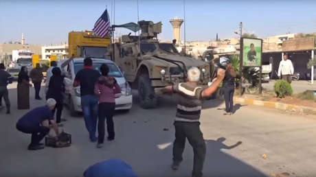 "¡Mentirosos!": kurdos arrojan patatas a tropas de EE.UU. que se retiran de Siria (VIDEO)
