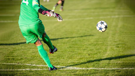 VIDEO: Un guardameta marca un golazo de tiro libre a lo Messi con un disparo 'a control remoto'