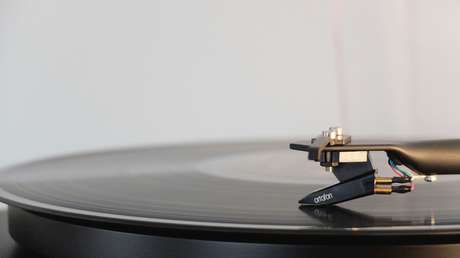 VIDEO: Hallan y ejecutan por primera vez un programa informático oculto en un vinilo de 1984