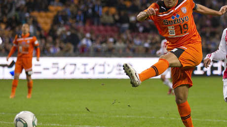 VIDEO: Un inusual tiro con dos jugadores de rodillas termina en gol y enloquece a los aficionados del fútbol