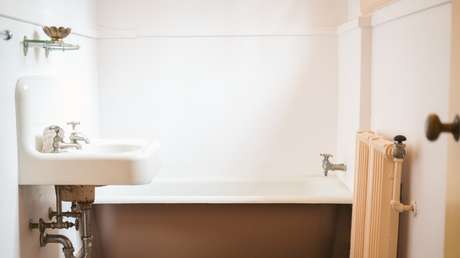 Una madre despierta en su casa y encuentra a una intrusa a punto de bañar a su hijo de dos años