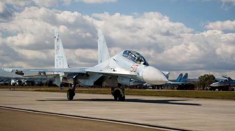 Un caza ruso escolta al B-52 estadounidense que se acercó a la frontera rusa sobre el mar Negro