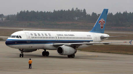 VIDEO: Un ingenioso transportista libera un avión atrapado bajo un puente