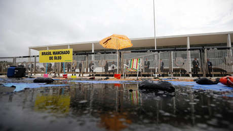 Detienen a 19 activistas de Greenpeace durante una protesta en la sede del Gobierno de Brasil por el óleo en las playas (FOTOS, VIDEO)