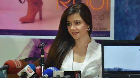 FOTO: Cantante pakistaní tuitea una foto con un chaleco suicida y compara al primer ministro indio con Hitler