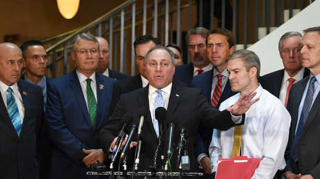 VIDEO: Congresistas republicanos irrumpen en la audiencia a puerta cerrada sobre la investigación contra Trump