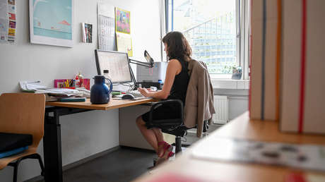 VIDEO: Muestran cómo se verá una empleada tras 20 años de trabajo en una oficina