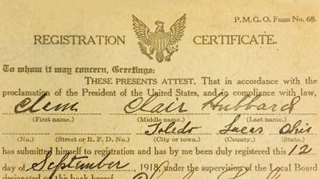 FOTO: Compra una biblia y encuentra dentro una tarjeta de registro de la Primera Guerra Mundial, firmada hace 101 años