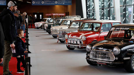 VIDEO: Un reportero sube a autos 'vintage' durante una transmisión en vivo y le despiden