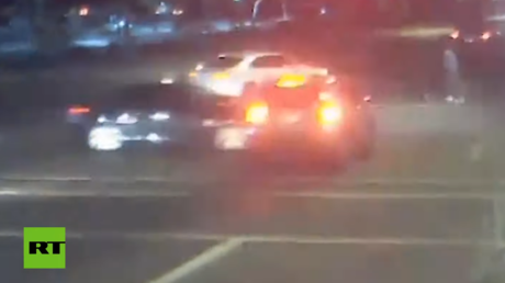 VIDEO: Un coche choca contra una camioneta conducida por un hombre ebrio y evita por segundos que una familia sea arrollada