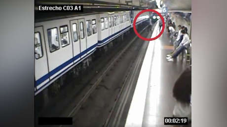 VIDEO: Una mujer cae a las vías del metro en Madrid justo cuando llega el tren por estar mirando el móvil