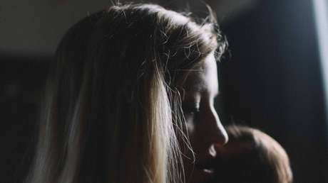 Condenan a 20 años de prisión a una niñera que abusó del menor al que cuidaba y quedó embarazada