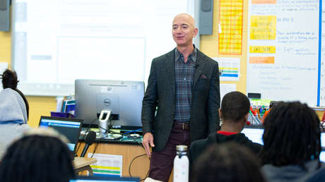 VIDEO: Jeff Bezos visita una escuela financiada por Amazon y graban a un estudiante que pregunta quién es