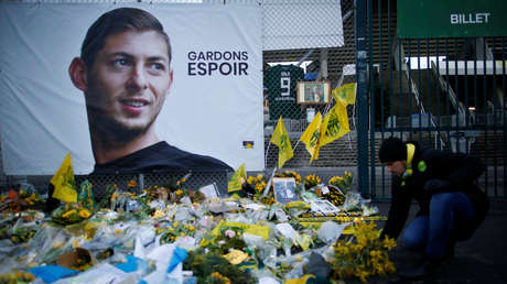 La Policía británica investiga una "vergonzosa" tarjeta de embarque manipulada que se burla de la muerte de Emiliano Sala