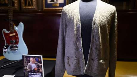 FOTOS: Subastan una rebeca de Kurt Cobain por 334.000 dólares