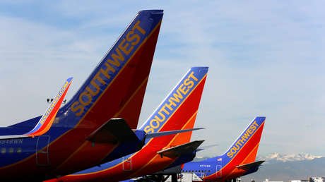 Una azafata denuncia que dos pilotos colocaron una cámara oculta con transmisión en vivo en el baño del avión