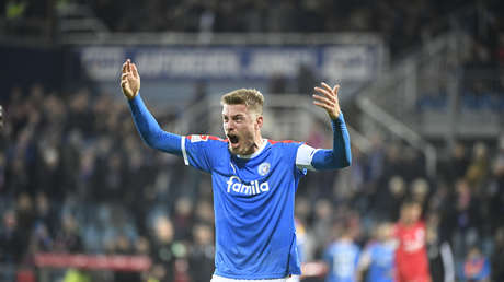 VIDEO: Un suplente toca la pelota y provoca uno de los penaltis más ridículos de la temporada