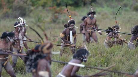 Joven papú se reúne con los familiares caníbales que se lo quisieron comer hace 13 años